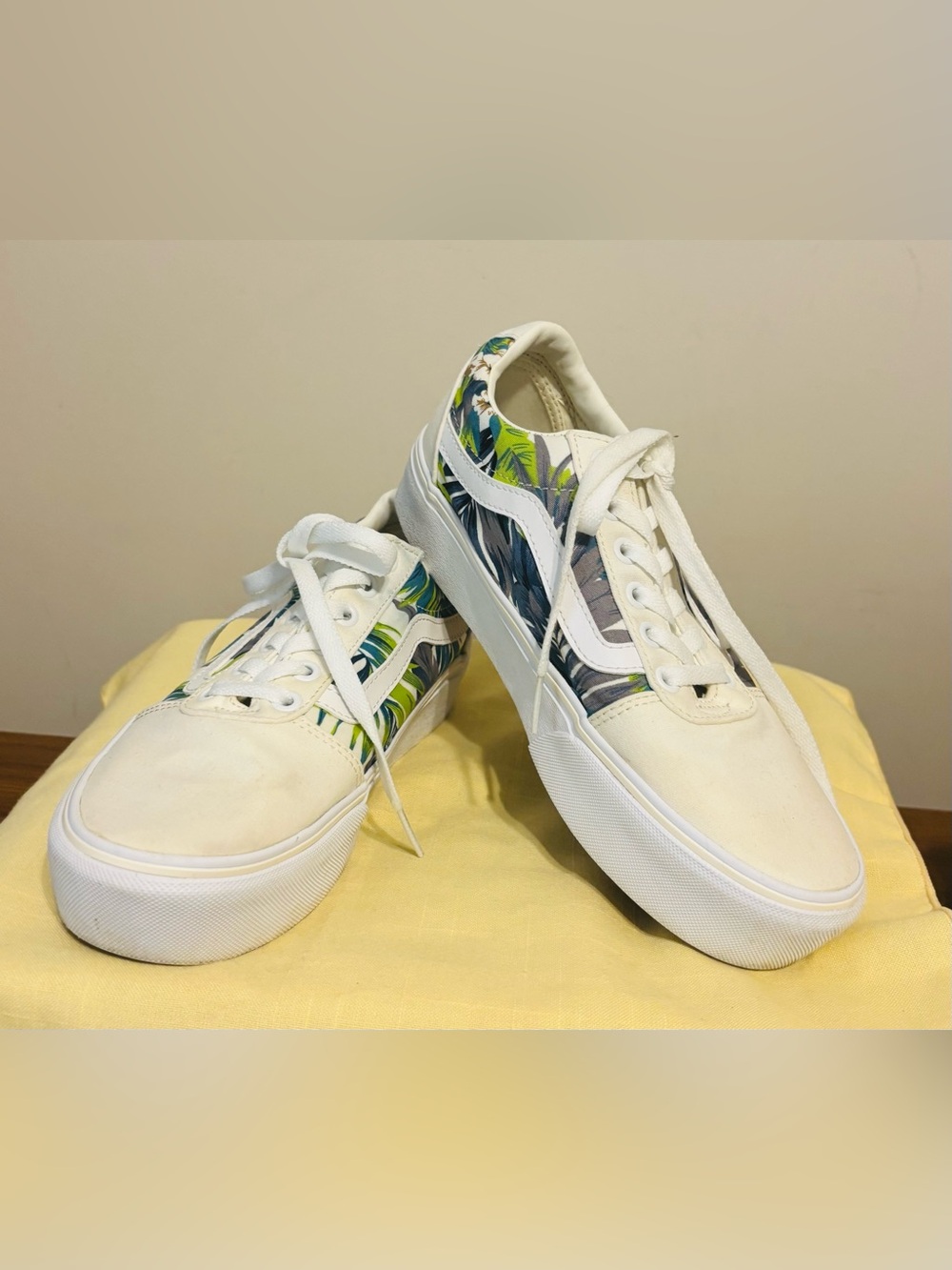Vans Ward Platform Sneakers Women's US 8 Cream Tropical Print Canvas Lace Up